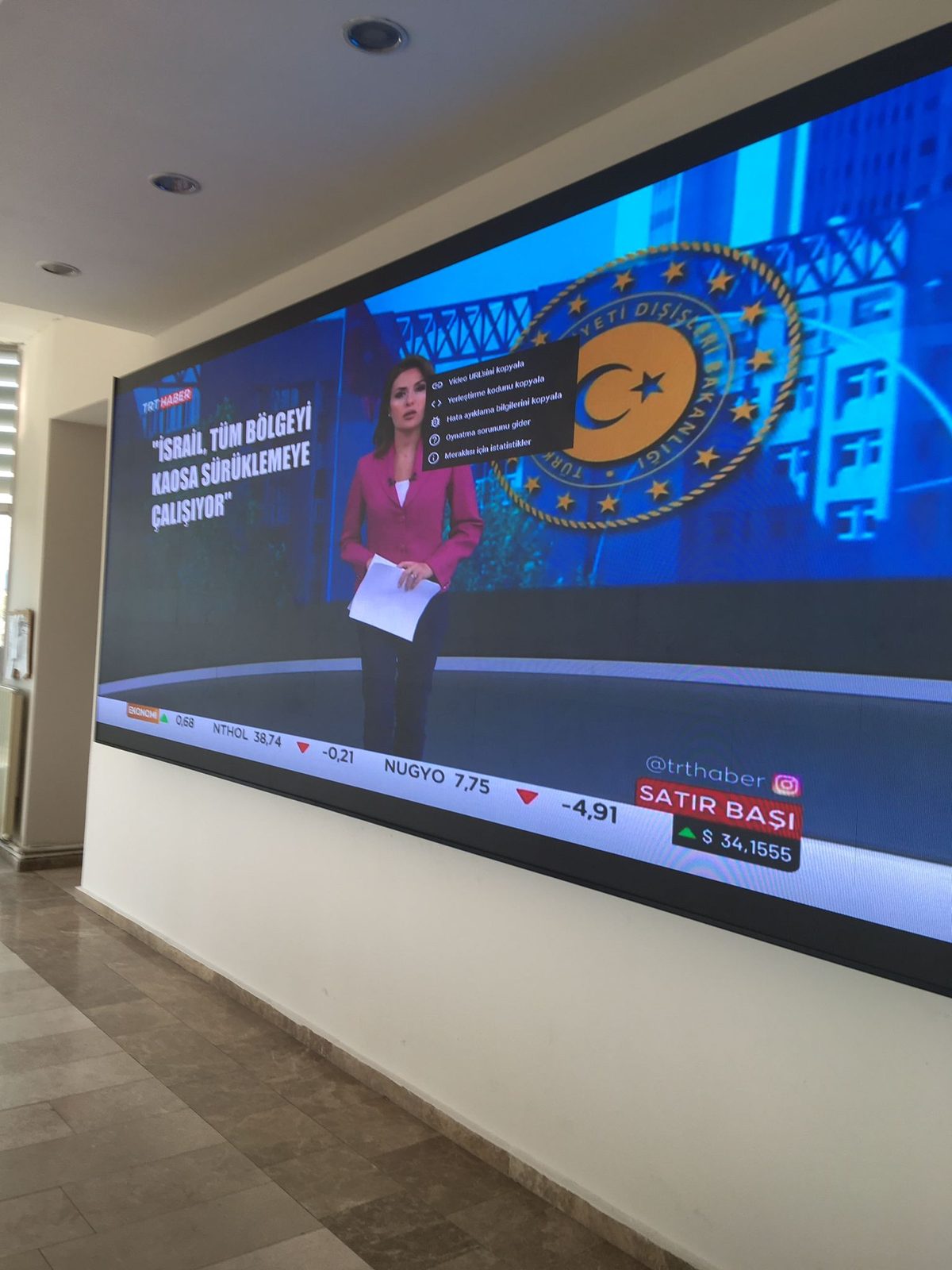 Kurumsal bina lobisinde LED ekran duvarı
