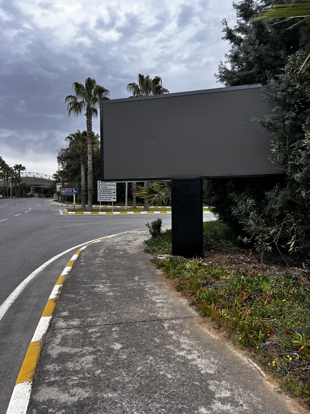 Havalimanı yolu üzerinde LED billboard