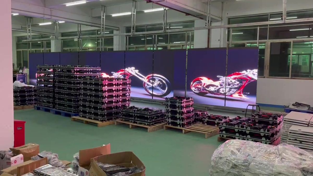 MOBİLED Manisa tesisinde teslim öncesi test edilen LED ekran kabinleri