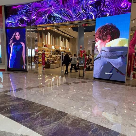 AVM girişinde kavisli LED ekran ve LED posterler