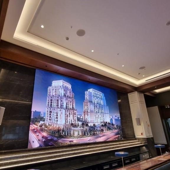 Otel salonunda iç mekan LED ekran