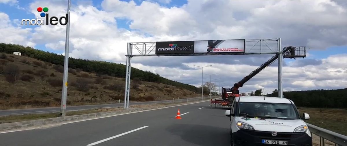 MOBİLED servis ekibi otoyol üzerindeki trafik bilgilendirme LED ekranında çalışırken