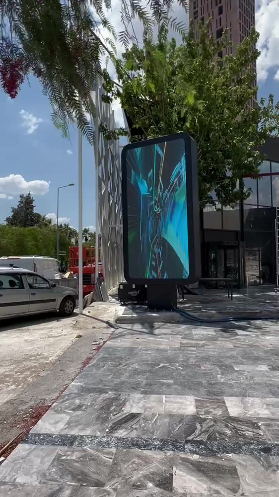 Telefon formunda özel tasarım LED ekran — İzmir, 2024
