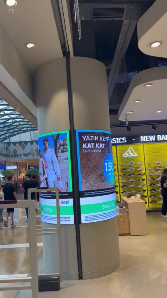 AVM kolon giydirme LED ekranı — İzmir, 2025