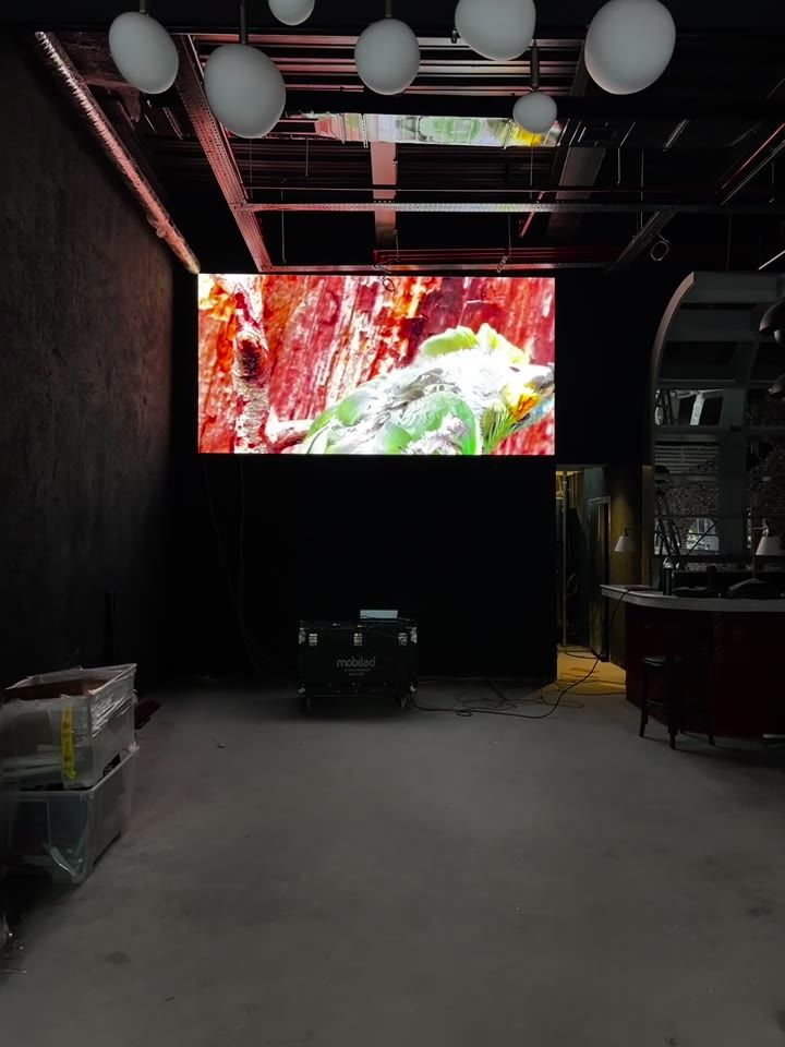Kafe P1.86 iç mekan LED ekranı — İzmir, 2025