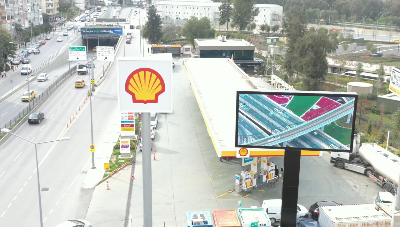 Akaryakıt istasyonu reklam ekranı — Konak – Balçova yolu